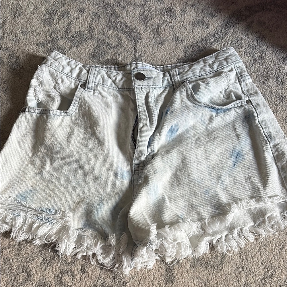 White Jean Shorts with Frayed Hem and High Waist